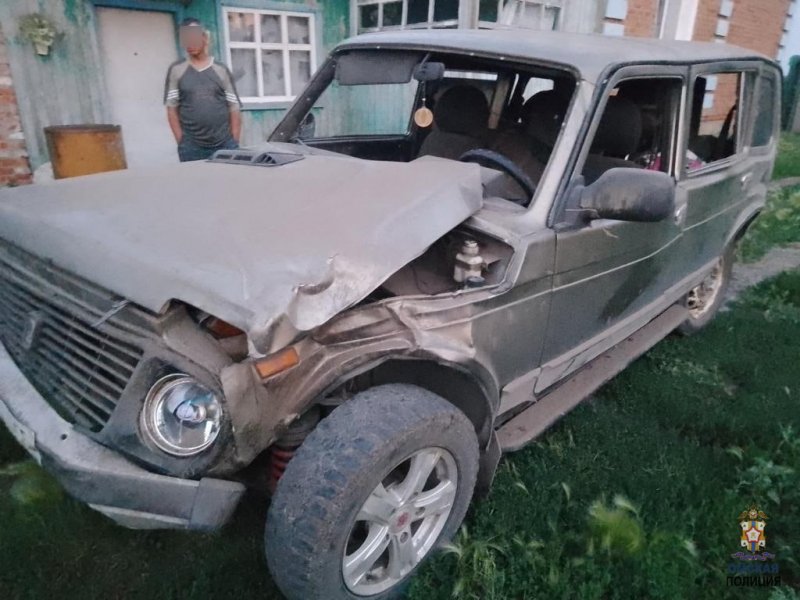 В Кормиловском районе в результате опрокидывания автомобиля пострадали четыре человека